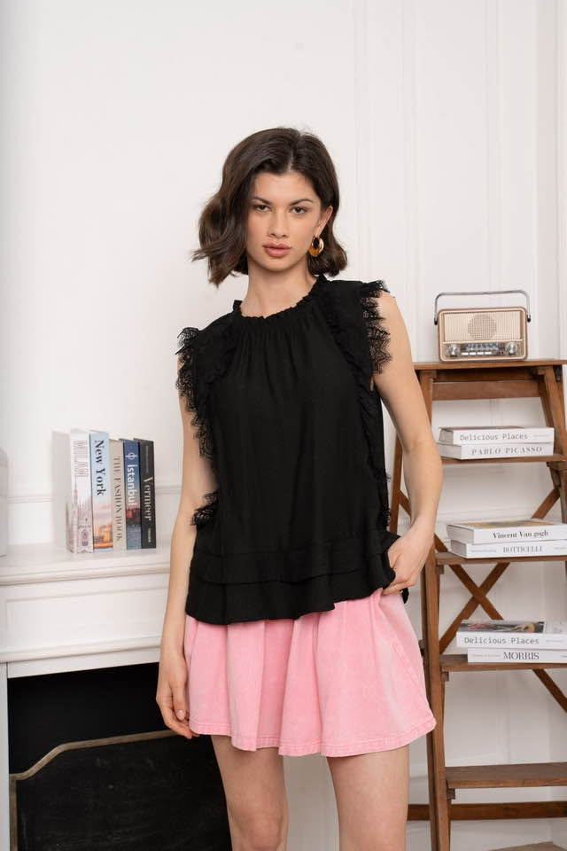 Top noir et jupe rose, Maison 26